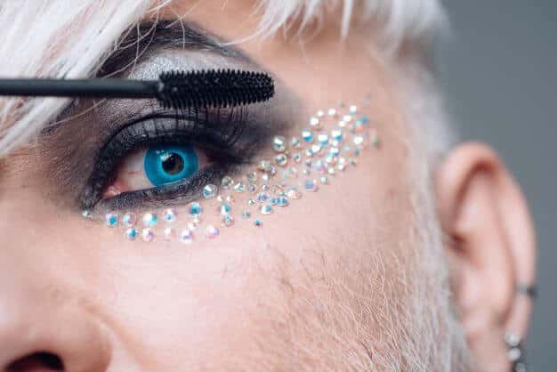 drag queen applies makeup